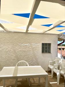 einen Tisch und Stühle auf einer Terrasse mit einer Decke in der Unterkunft Apartment Romina in Tergu