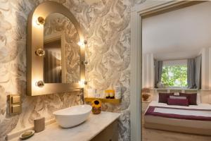 A bathroom at La Capria Suite Hotel Alacati