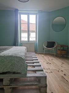 Un dormitorio con una cama y una ventana y una silla. en Villa Eva des landes, en Rion-des-Landes