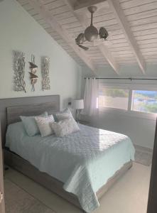 Postel nebo postele na pokoji v ubytování NEW Luxury Penthouse with Jacuzzi, BBQ and 4 Free private beach passes!