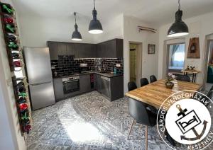 Kuchyňa alebo kuchynka v ubytovaní Péter Dock Boutique Villa Keszthely