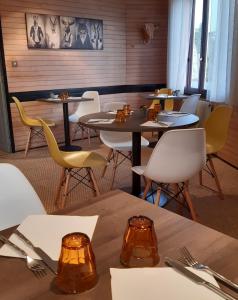 ValletにあるClair de Lieのテーブルと椅子が備わるレストラン