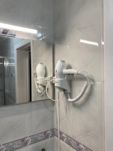 La salle de bains est pourvue d'un sèche-cheveux sur le mur. dans l'établissement Casa da Rocha - Alojamento Local, à Vila Nova de Foz Coa