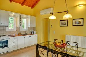 Kuchyň nebo kuchyňský kout v ubytování Ioli's Villas