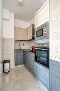 A kitchen or kitchenette at Baby Blue Apartments