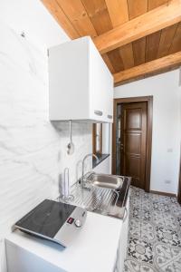Virtuvė arba virtuvėlė apgyvendinimo įstaigoje Il Casale del Sole Montechiaro