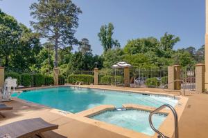 una gran piscina con una valla alrededor en Comfort Suites Columbus State University Area, en Columbus