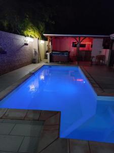 - une piscine avec éclairage bleu la nuit dans l'établissement LE PLAISIR, au Gosier