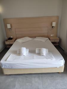 Een bed of bedden in een kamer bij Saint Nicholas Hotel