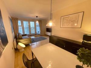 Fotografie z fotogalerie ubytování LUXURY APARTMENT, SAUNA, GYM, 24hrs Concierge v destinaci Woking