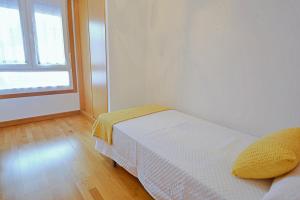Łóżko lub łóżka w pokoju w obiekcie Apartamento con piscina próximo a Sanxenxo