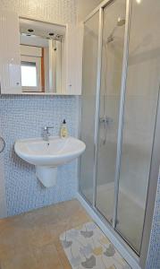 łazienka z umywalką i prysznicem w obiekcie Apartamento con piscina próximo a Sanxenxo w mieście Sanxenxo +7 zdjęć