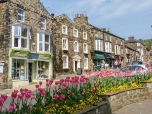 eine Straße mit Blumen vor Gebäuden in der Unterkunft Old Stone Cottage in Harrogate