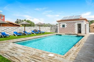 - une piscine dans l'arrière-cour d'une maison dans l'établissement Casa Torre De Meca 3 Shared Pool, à Los Caños de Meca
