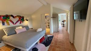 Cama ou camas em um quarto em Appart13 piscine chauffée de luxe Belvoir13 à 10 min d Aix