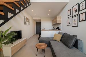 A seating area at Bright & elegant loft suite in the city center Még 13 kép