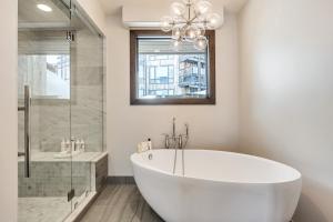 Kúpeľňa v ubytovaní Luxury Five Bedroom Private Home with stunning Park City views home