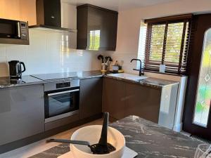 Kuchyň nebo kuchyňský kout v ubytování Camellia Cottage + 15 fotografií