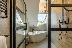 Ένα μπάνιο στο Urban Oasis Apartments with Parking +86 φωτογραφίες