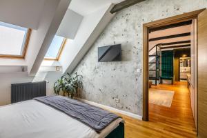 Μια τηλεόραση ή/και κέντρο ψυχαγωγίας στο Urban Oasis Apartments with Parking