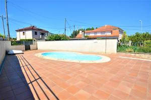mały basen na ceglanym patio w obiekcie Apartamento con piscina próximo a Sanxenxo w mieście Sanxenxo
