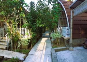 a walkway leading to a house with a fence at The Vagary Vibes in Nusa Penida