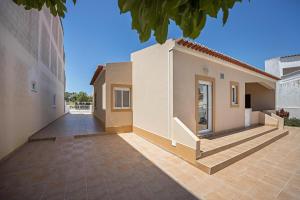 een uitzicht op een huis met een loopbrug bij Casa Bege T2 in Burgau