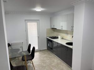O bucătărie sau chicinetă la ERIC APARTMENT