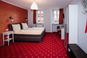 Postel nebo postele na pokoji v ubytování Hotel am Markt