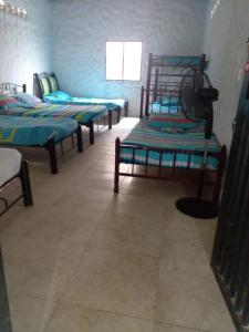 grupa łóżek w pokoju z w obiekcie Posada la tranquilidad w mieście Villavieja