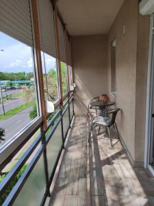 balkon ze stołem i krzesłem w obiekcie Sára Apartman Nyíregyháza w Nyíregyházie