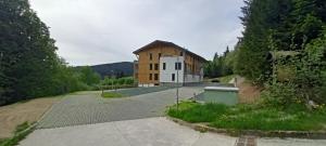 Το κτήριο όπου στεγάζεται  το διαμέρισμα