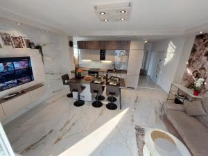 una sala de estar con un gran suelo de mármol blanco en Apartment Green Oasis, en Zadar