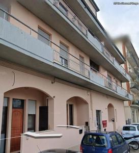 un edificio con balcón y un coche aparcado fuera en Appartamento Marilyn Monroe 2, en San Benedetto del Tronto