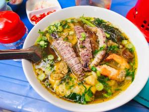 un tazón de sopa con carne y verduras en Khách sạn Đỉnh Hương Hạ Long, en Ha Long