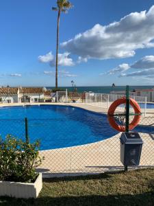 Bazén v ubytovaní Super Holiday Las Buganvillas garden and sea views alebo v jeho blízkosti