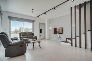Televisyen dan/atau pusat hiburan di Stay in Style in Modern 3 Bedroom Villas Near Nissi Beach & Square