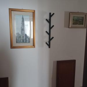 zdjęcie kościoła na ścianie z krzyżami w obiekcie B&B Murgantia w mieście Morcone