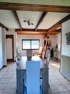 - une salle à manger avec une table et des chaises dans l'établissement Le repaire du deux roues, à Saint-Sauveur