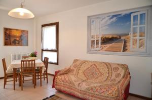 una camera con letto, tavolo e finestra di ALLA POSTA cozy apartment close to Venice a Noale