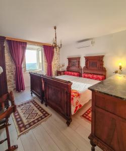 - une chambre avec 2 lits en bois et une table dans l'établissement Kaya house, à Nerežišće