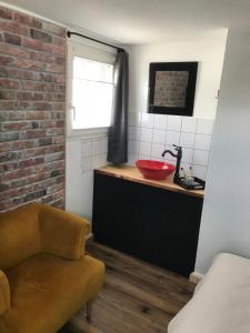 eine Küche mit einer Spüle und einer roten Schale auf der Theke in der Unterkunft Ferienhaus Eifeldömchen in Bad Münstereifel
