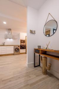 salon ze stołem i lustrem w obiekcie Family HOME SUITS Encantos de Sevilla w Sewilli