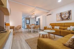 salon z kanapą i stołem w obiekcie Family HOME SUITS Encantos de Sevilla w Sewilli