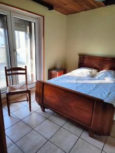 Postel nebo postele na pokoji v ubytování Le repaire du deux roues + 5 fotografií
