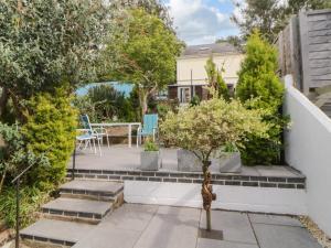 einen Garten mit Treppen und Bäumen sowie eine Terrasse in der Unterkunft Midhurst in Brixham