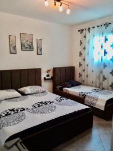 duas camas num quarto com em Fati Guest House em Durrës