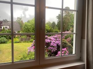 z otwartego okna z widokiem na ogród w obiekcie Haus Wedemark w mieście Wedemark