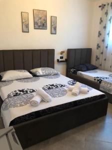 due letti uno accanto all'altro in una camera da letto di Fati Guest House a Durrës
