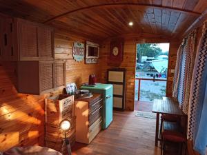 Camping Rogowo的厨房或小厨房